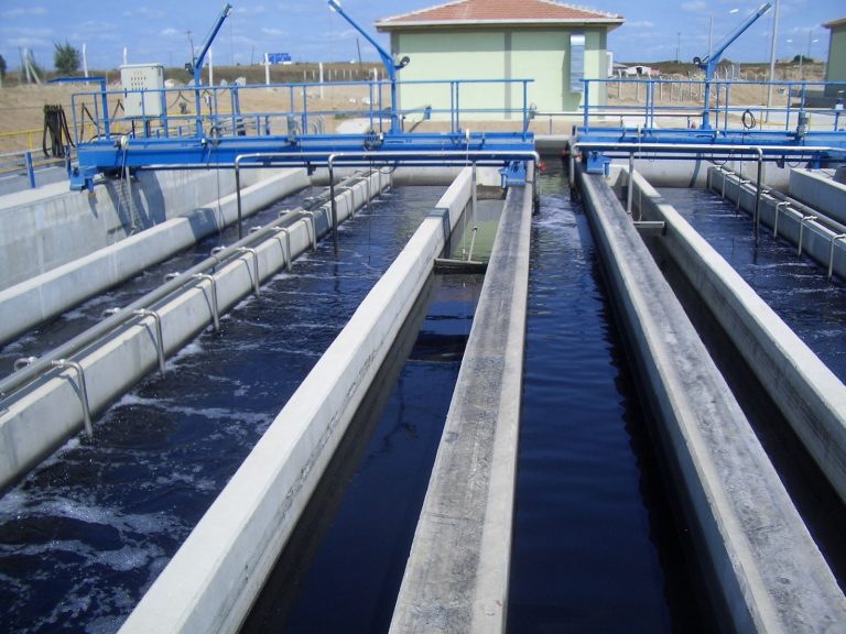 Nên chọn loại máy ép bùn nào cho quy trình xử lý nước thải?